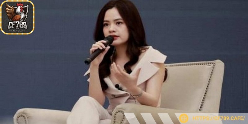 Hoàng Oanh xem chuyển đổi số là “mệnh lệnh sống còn”